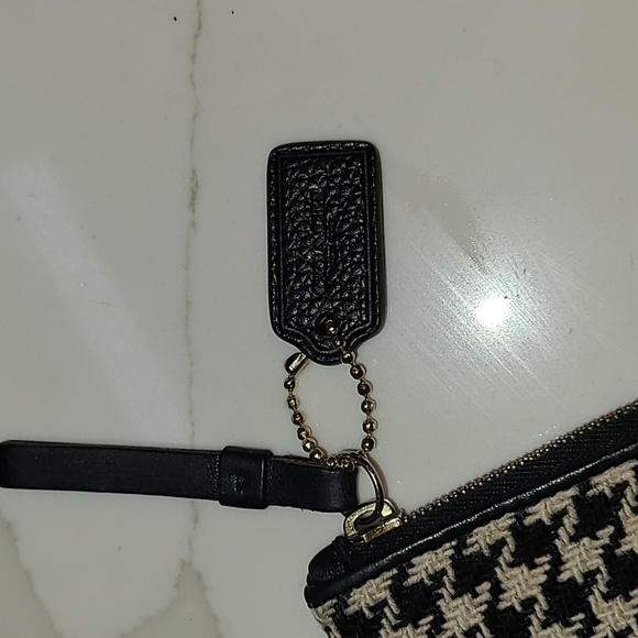 Coach Houndstooth Wristlet Wool with Black Leather Trim Cream with Red interior - Picture 11 of 12